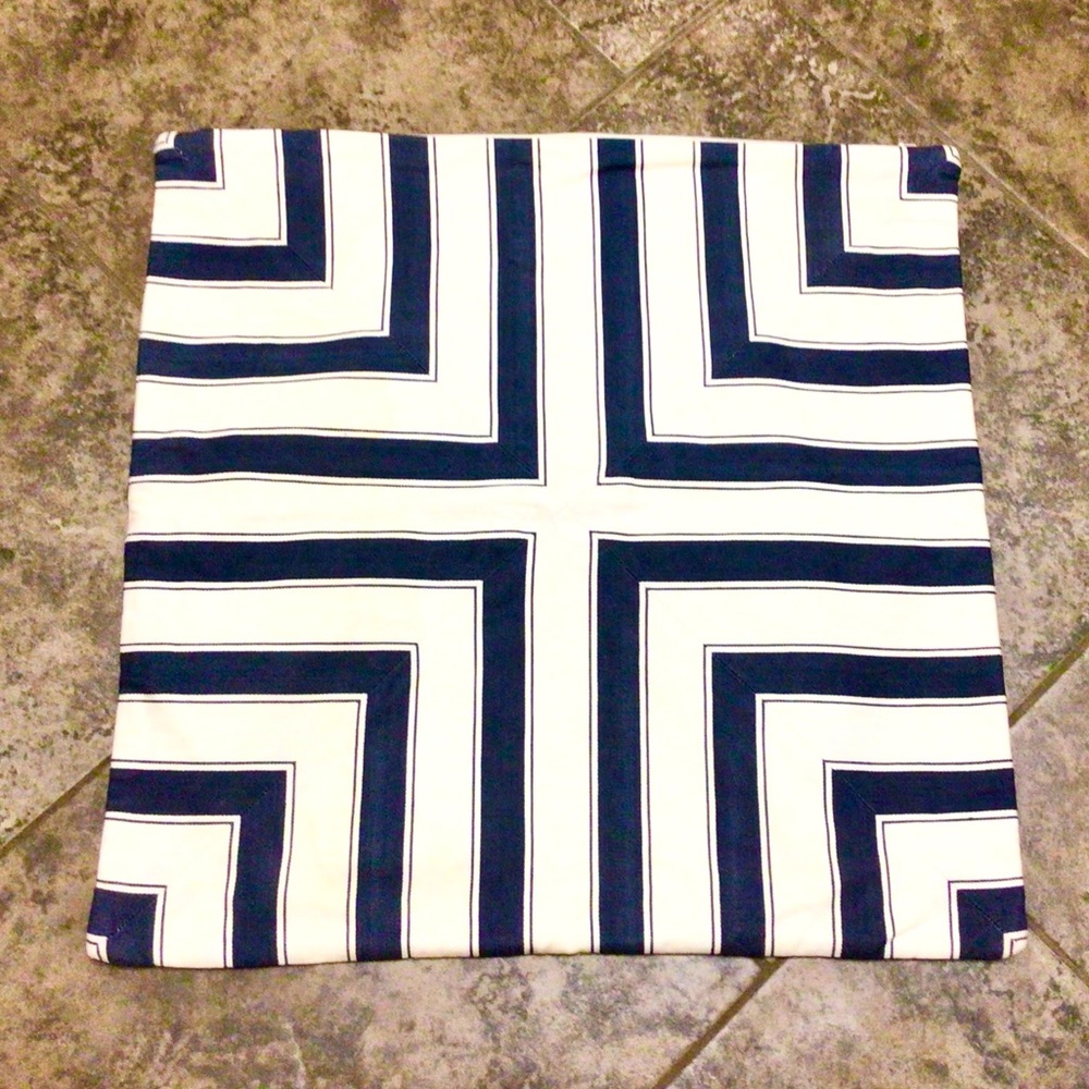 POTTERY BARN NAVY OFF WHITE GEOMETRIC PRINT THROW PILLOW